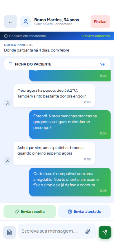 Atendimento por chat no aplicativo do médico FalaDoc, com a queixa do paciente e os botões de receita e atestado
